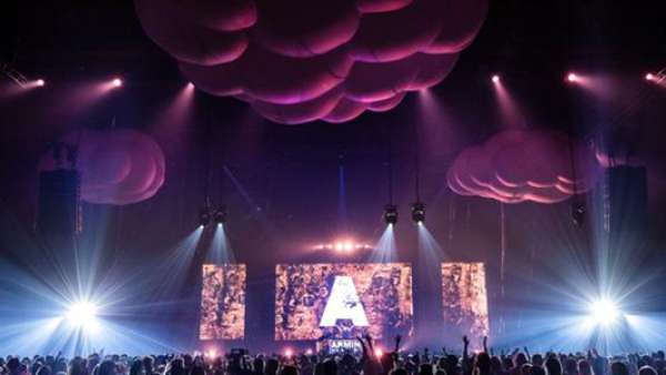 這位巨星演唱會活動策劃的舞美設(shè)計真的太硬核了，視覺盛宴??！