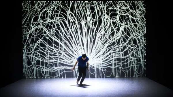 將現(xiàn)實(shí)與虛擬聯(lián)系在一起的表演和展覽策劃令人眼花繚亂