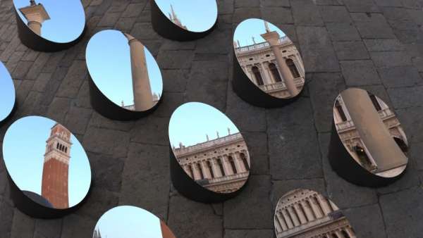 一組沉浸式動態(tài)藝術展覽活動裝置用嶄新的角度再次體驗了公共空間的美