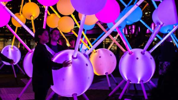 五顏六色的光激活了這場沉浸交互式燈光藝術(shù)展覽活動裝置，真美！