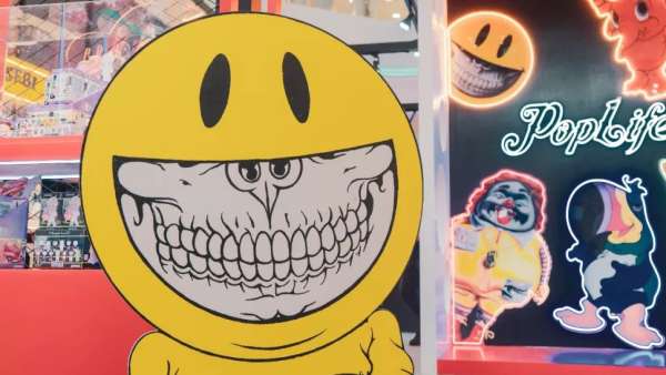 潮玩快閃店展覽活動嘻哈涂鴉感的裝修，營造了一場別致的手辦展覽會