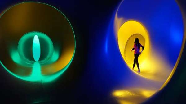 沉浸式展覽活動的這些藝術(shù)裝置創(chuàng)意無限，探索著奧秘之所在