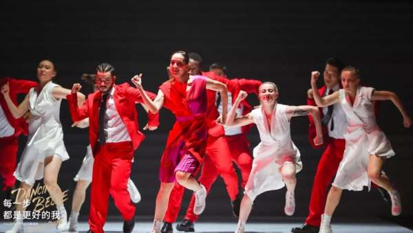 現(xiàn)場直擊國際時尚年度盛典活動，欣賞5大篇章走秀感受視聽震撼