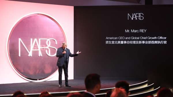 美妝品牌年度盛典活動暨發(fā)布會活動同步舉行，綻放了性感迷人光彩