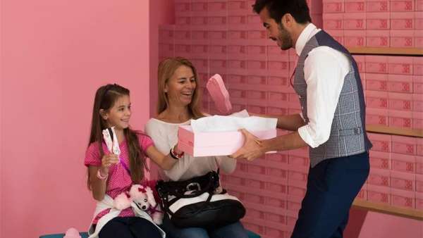 雪糕快閃店活動竟是以虛擬鞋店的形式喚醒已是40多歲的消費(fèi)者