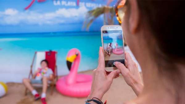 夏日快閃店?duì)I銷(xiāo)活動(dòng)海灘風(fēng)很足，一起去沙灘上喝一杯吧