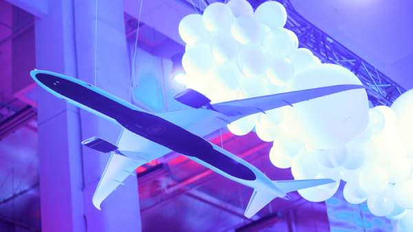 航空公司的慈善晚宴活動直接開了一條飛機(jī)跑道，還有飛機(jī)懸掛在頭頂