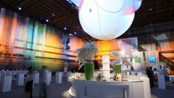 動畫劇集的十周年慶典活動現(xiàn)場風(fēng)趣幽默，剪紙技術(shù)也被應(yīng)用在活動裝飾上