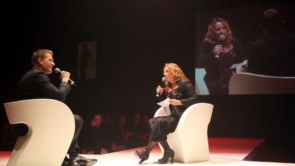 獵頭公司的行業(yè)會(huì)議活動(dòng)其實(shí)并不嚴(yán)肅刻板，七彩燈光更活躍