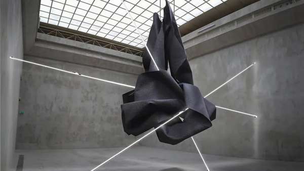 來自自然風(fēng)貌的這組藝術(shù)展覽活動，都把物質(zhì)凝聚成了光