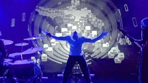 用動(dòng)作就能操縱視覺(jué)的演出活動(dòng)未來(lái)氣息滿滿，身臨其境的視覺(jué)效果很大膽