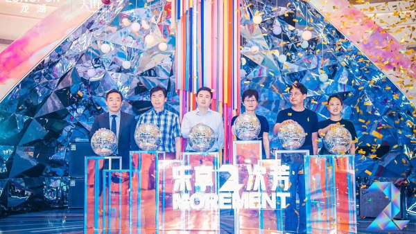 在舞臺上加上冰屏的開業(yè)慶典活動更炫彩，鐳射元素布場更切合活動主題