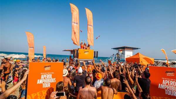 意大利這個(gè)創(chuàng)意快閃展覽活動(dòng)形式以一輛水陸兩棲車的變身拉開序幕