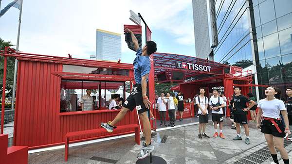 FIBA城市冠軍籃球城市巡回快閃式展覽活動(dòng)策劃了一場(chǎng)有趣的對(duì)決賽