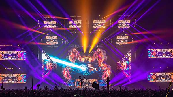 塔科馬巨蛋里的這場(chǎng)盛典活動(dòng)驚艷了視覺(jué)，舞美設(shè)計(jì)更是杠杠的