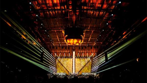 周年慶典活動策劃的這個開幕活動融合了不同領(lǐng)域的700名藝術(shù)家，燃爆現(xiàn)場