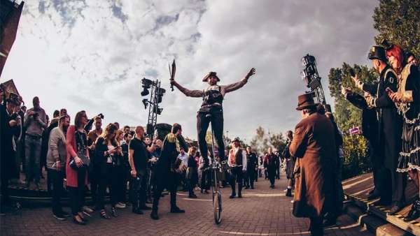 蒸汽朋克風(fēng)格的員工派對(duì)活動(dòng)轉(zhuǎn)身策劃成一個(gè)迷你的明日世界，酷酷酷