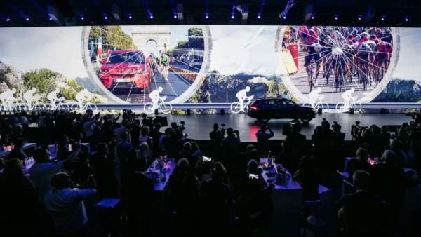 高空雜技演員在大型SUV發(fā)布會展覽活動上的表演強化了活動沉浸感