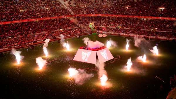 梯形屏幕的舞美設(shè)計(jì)點(diǎn)燃了冠軍慶典活動(dòng)現(xiàn)場(chǎng)，策劃亮點(diǎn)層層點(diǎn)亮現(xiàn)場(chǎng)