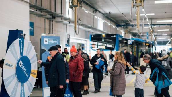 公交線路為社區(qū)的年輕人和老年人策劃了一場(chǎng)別致的開(kāi)通儀式活動(dòng)