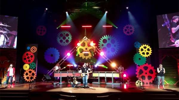 七彩齒輪的舞美設(shè)計(jì)增加了慶典活動(dòng)策劃的層次感
