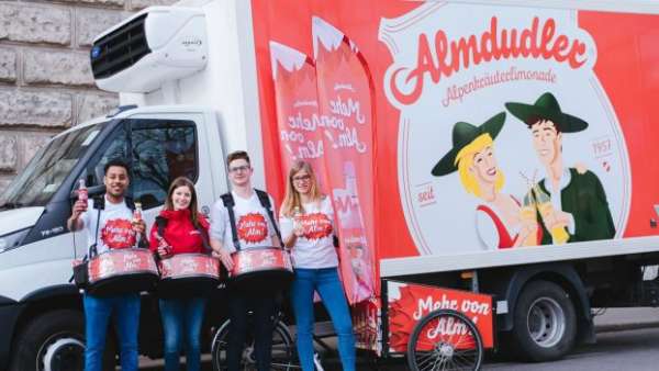 低成本的街頭快閃式的飲料推廣活動(dòng)策劃更受品牌方深?lèi)?ài)