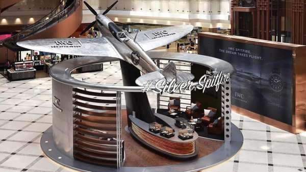 快閃展覽活動(dòng)竟策劃了一架銀翼噴火戰(zhàn)斗機(jī)，高貴雅致與機(jī)械質(zhì)感撲面而來(lái)