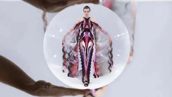 放大鏡扭曲的這場時(shí)裝發(fā)布會(huì)展覽活動(dòng)更有詩意了