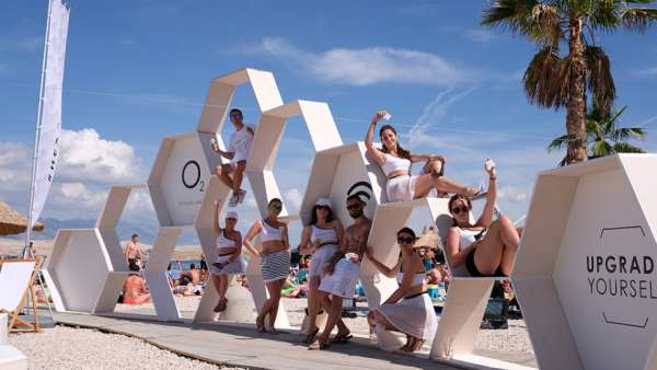 你能想象避孕套的產(chǎn)品發(fā)布展覽活動現(xiàn)場嗎？六角形裝置很顯眼