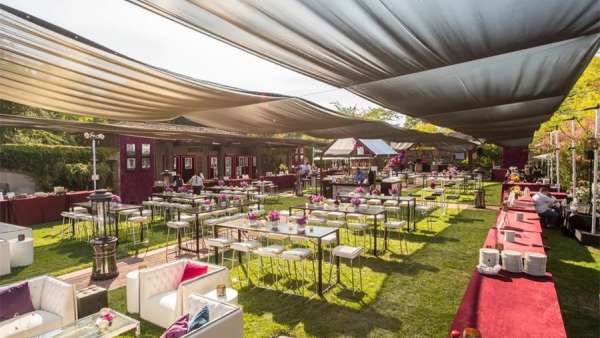 戶外派對活動策劃的粉紅色窗簾搭建的露天帳篷舒適感極強