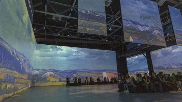 沉浸式藝術(shù)展覽活動用夢幻般的細(xì)節(jié)呈現(xiàn)了一個個大師的經(jīng)典杰作