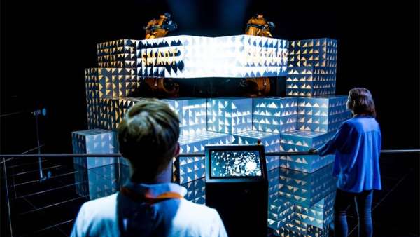 品牌新品發(fā)布展覽活動強(qiáng)化了視覺感官的重要性，展廳形式對比鮮明