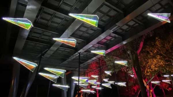 臺灣藝術會展活動的這個逐夢飛翔裝置喚起了我們童年的記憶