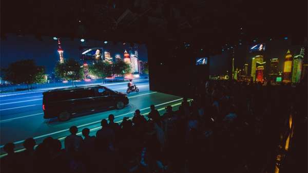 奔馳汽車發(fā)布會活動策劃的小劇場打破傳統(tǒng)，吸引了觀眾的吸引力