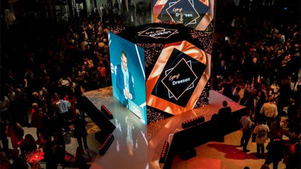 購物中心的開業(yè)慶典活動策劃的LED立方體真的實現(xiàn)了多維度“服務(wù)”