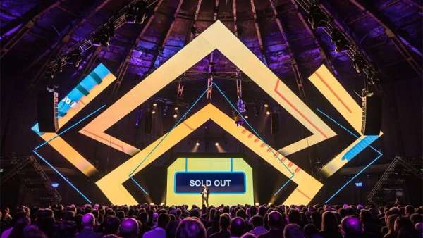 短期住宿峰會活動策劃了內(nèi)容豐富的座談會，其舞美設(shè)計(jì)酷炫得不要不要的