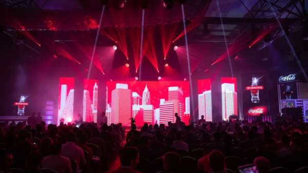 CocaCola年度活動(dòng)策劃的現(xiàn)場(chǎng)，把一個(gè)城市的生活方式表現(xiàn)得淋漓盡致