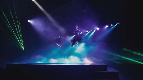 慈善晚會活動專門策劃制作的旁白拉開了盛典的序幕，空中表演更精彩