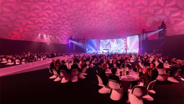 這場汽車發(fā)布會活動更像是一場藝術(shù)表演，策劃的節(jié)目無縫匹配了新車的發(fā)布