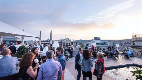 高端香檳日派對(duì)活動(dòng)策劃得更像是一場(chǎng)名媛間的聚會(huì)