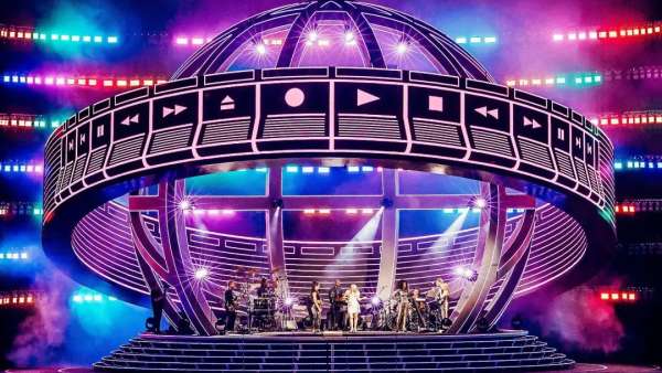 懷舊風格的演唱會活動策劃了一個13.5米的巨大地球形狀舞臺