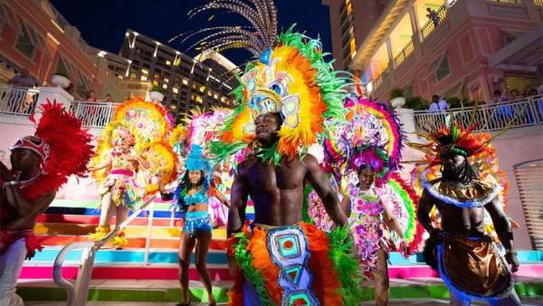 訂婚峰會(huì)的泳池歡迎派對活動(dòng)策劃夠明亮，驚嘆的娛樂讓賓客驚呼