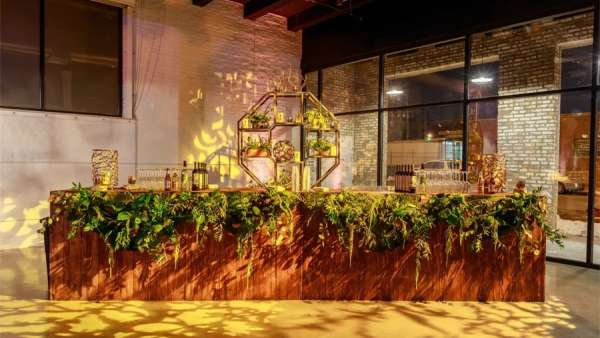 當(dāng)落日黃遇上綠植和粉色光圈，這場(chǎng)派對(duì)活動(dòng)策劃更生機(jī)盎然了