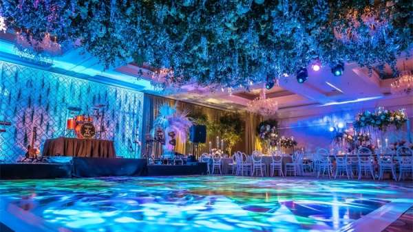 熱帶主題派對活動策劃的各色花卉布置打破了傳統(tǒng)的棕櫚樹風