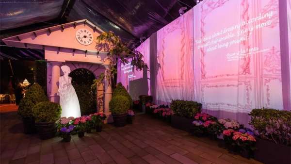 禮服回顧展覽晚宴活動處處顯精心，高級格調(diào)隨處可見