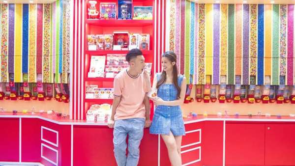 4000尺的糖果展覽活動準備了潮流打卡點，還能DIY棒棒糖呢