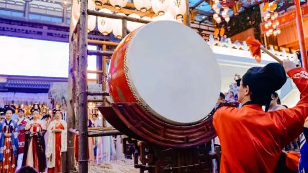 古代創(chuàng)意市集活動現(xiàn)場驚現(xiàn)百余位漢服同胞，策劃表演體驗十足