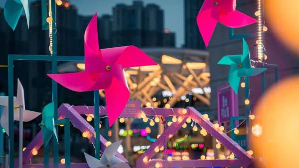 網(wǎng)紅快閃展覽活動策劃的童趣風(fēng)車，馬卡龍色風(fēng)車讓你立馬出圈！