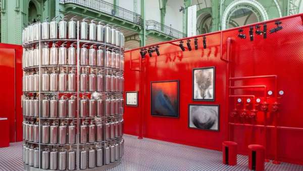 “著火”主題展覽活動(dòng)策劃了一場(chǎng)全新的視覺體驗(yàn)，滅火器很搶鏡