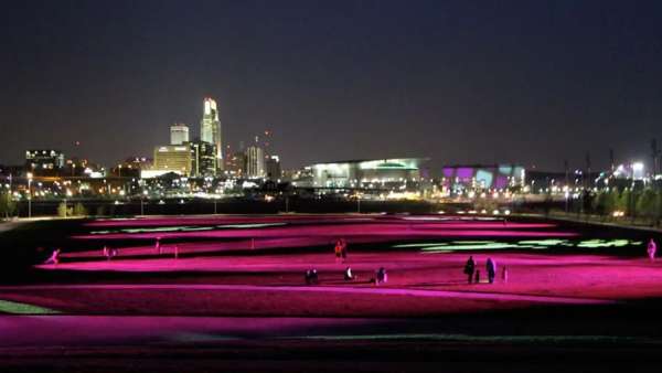 5英畝大草坪的燈光秀展覽活動瞬息萬變，震撼